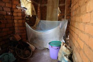06 Hier schalfen die 4 Buben auf einer Matratze